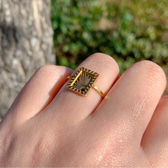 Rising sun ring, stacking sun ring, Gold Signet Ring, Sun Signet Ring, boho ring - Picture 3 of 8